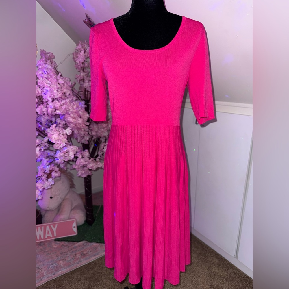 Carmen Marc Valvo Pink Knit Dress Pleated Skirt Short Sleeves Medium GUC